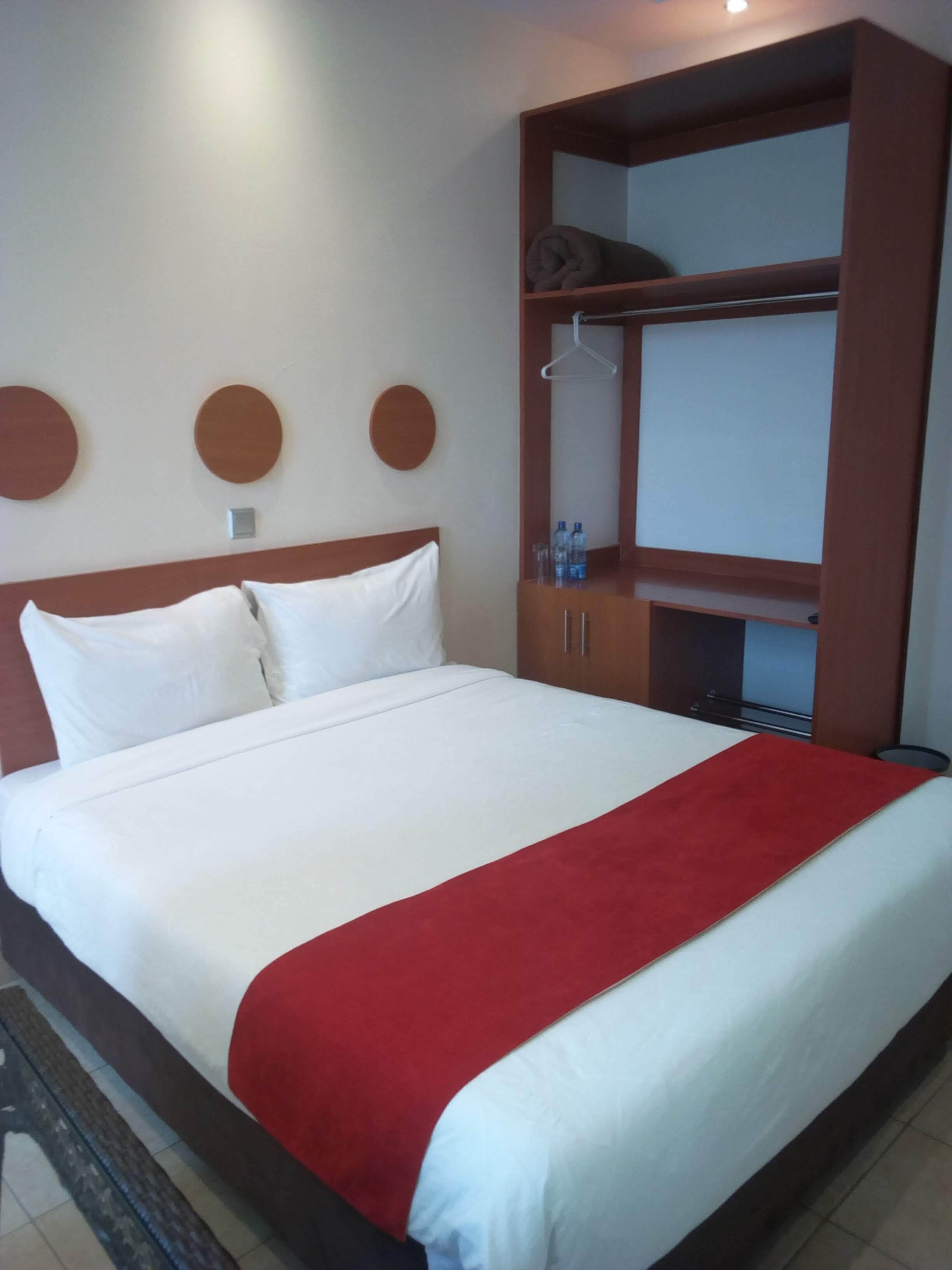 Escritorio, cortinas opacas, wifi gratis y ropa de cama