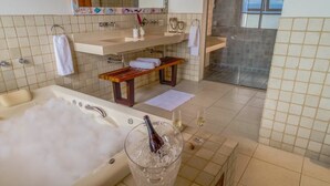 Luxury Suite, 1 King Bed, Non Smoking, Sea View | Private spa tub - Ilha Bela Pousada Boutique (Ilhabela)