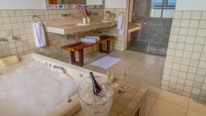 ラグジュアリー スイート キングベッド 1 台 禁煙 シービュー | 専用スパ浴槽