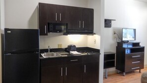 Täysikokoinen jääkaappi, mikroaaltouuni, kahvin-/teenkeitin