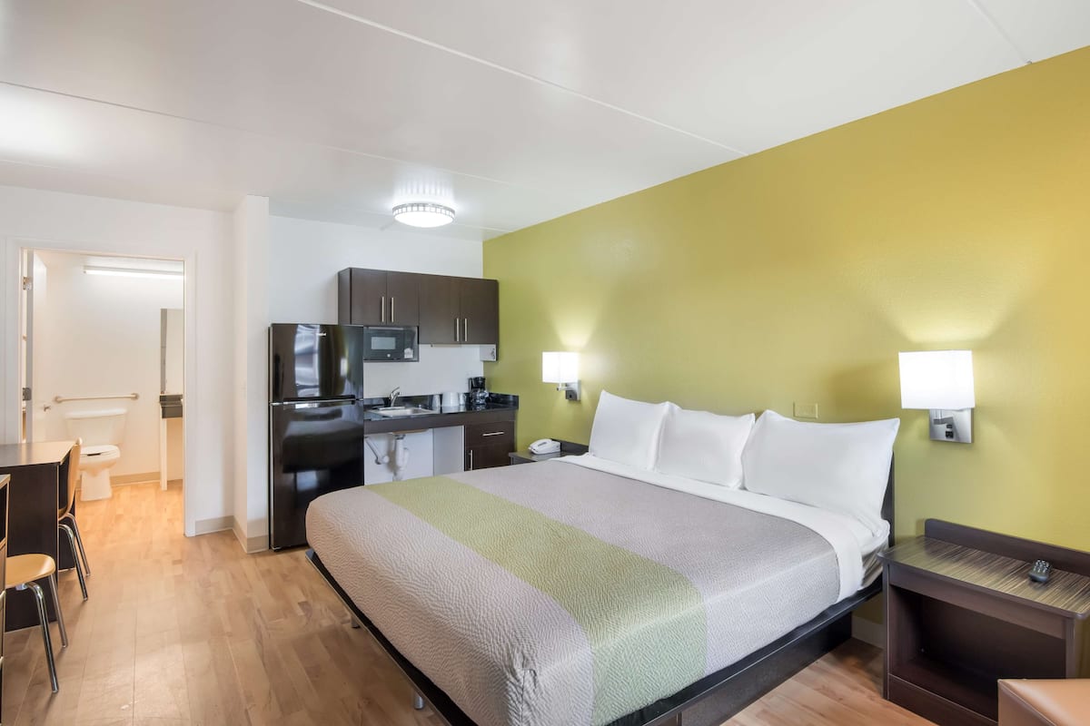 Työpöytä, kannettavalle tietokoneelle sopiva työtila, pimennysverhot