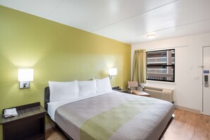 Escritorio, espacio para trabajar con laptop y cortinas blackout 