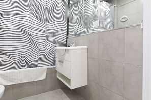 Apartment, 1 Queen Bed with Sofa bed, Non Smoking | Bathroom