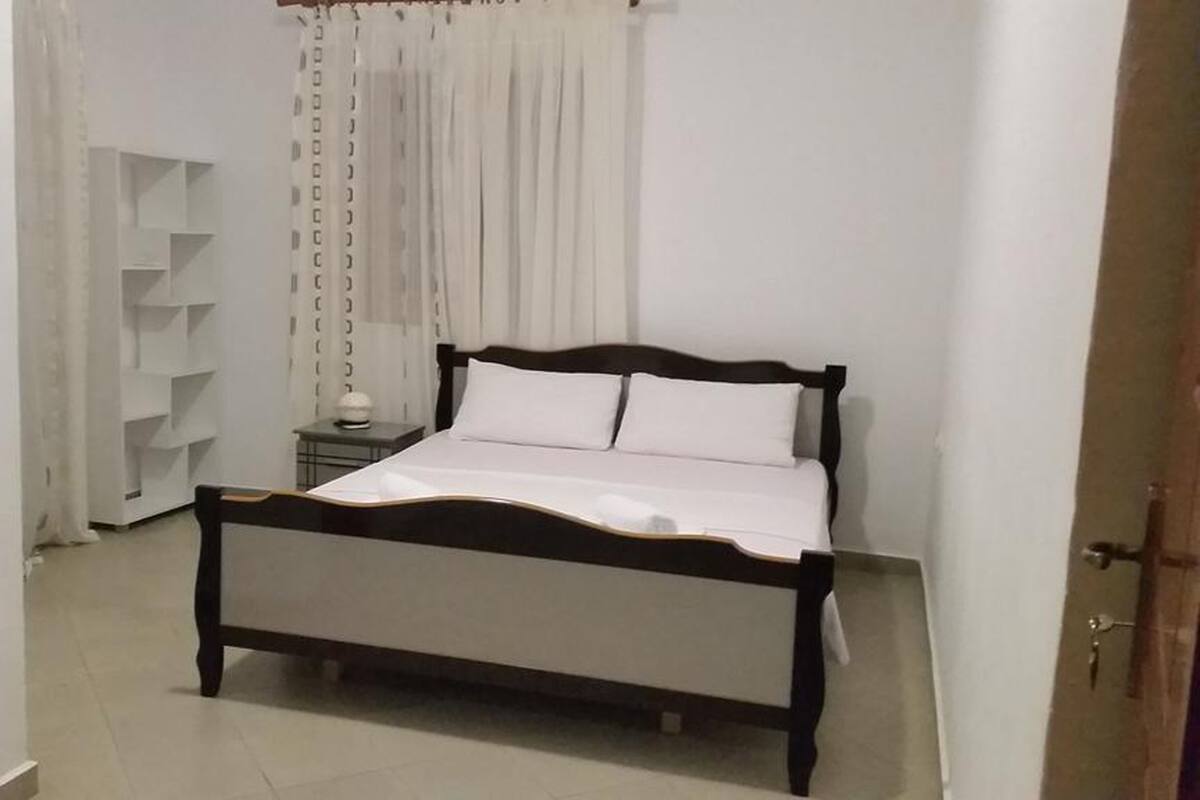 1 habitación, escritorio, tabla de planchar con plancha y wifi gratis 