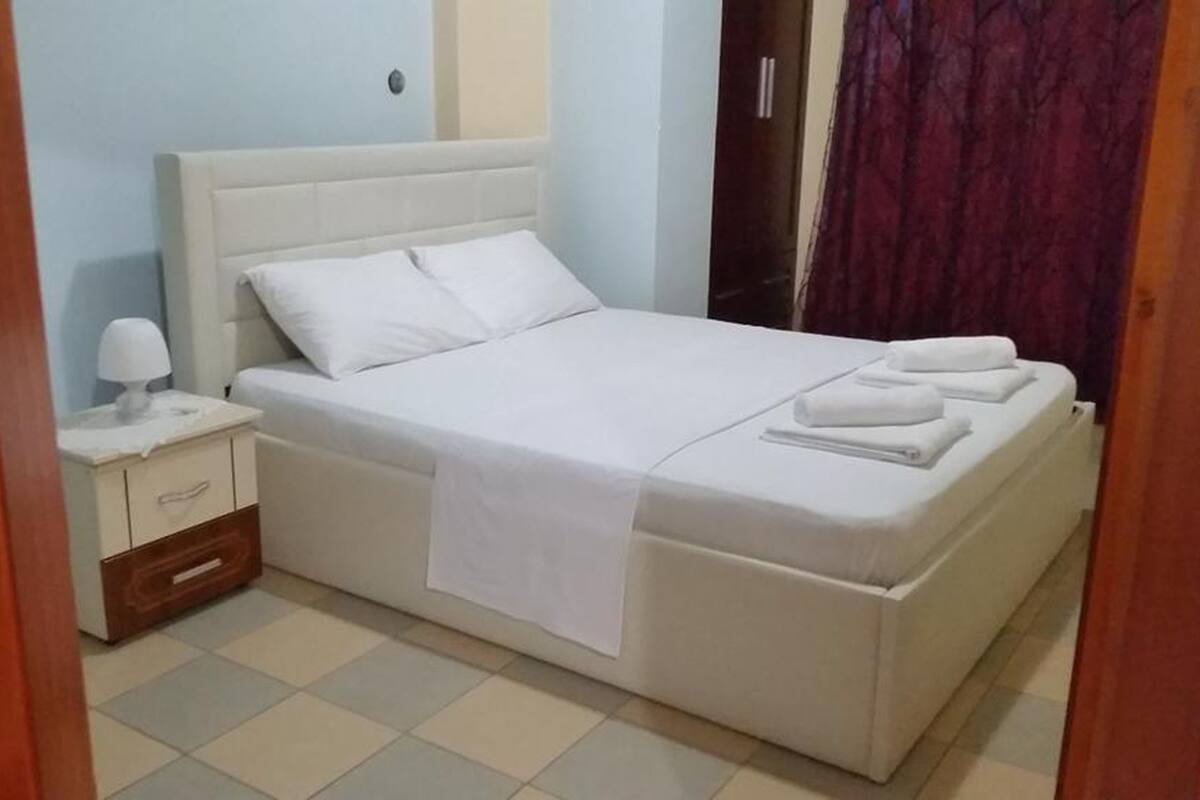 1 habitación, escritorio, tabla de planchar con plancha y wifi gratis 