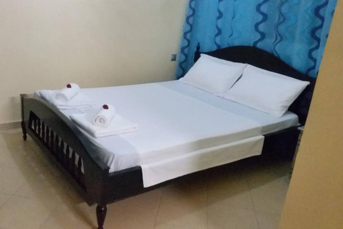 1 habitación, escritorio, tabla de planchar con plancha y wifi gratis 
