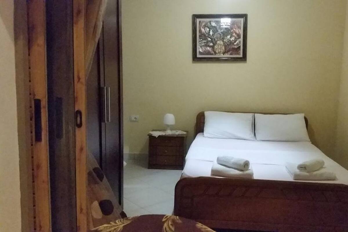 1 habitación, escritorio, tabla de planchar con plancha y wifi gratis 