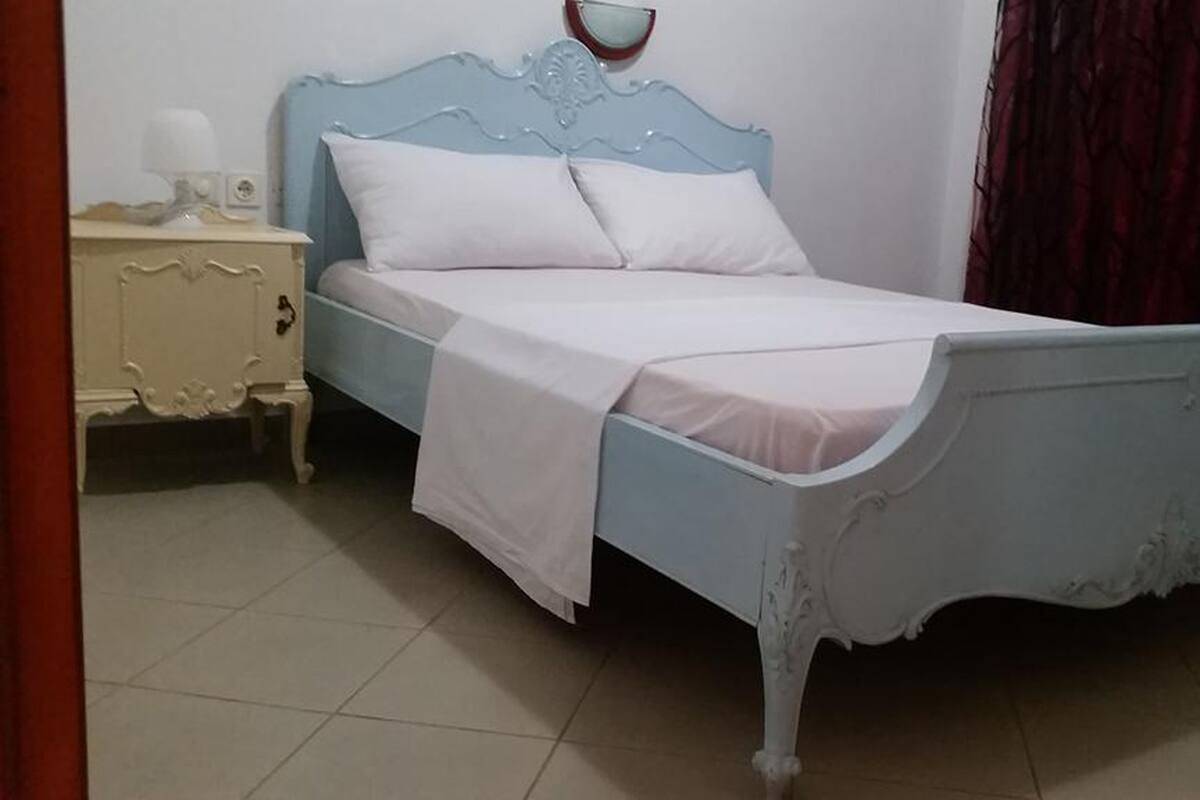 1 habitación, escritorio, tabla de planchar con plancha y wifi gratis 