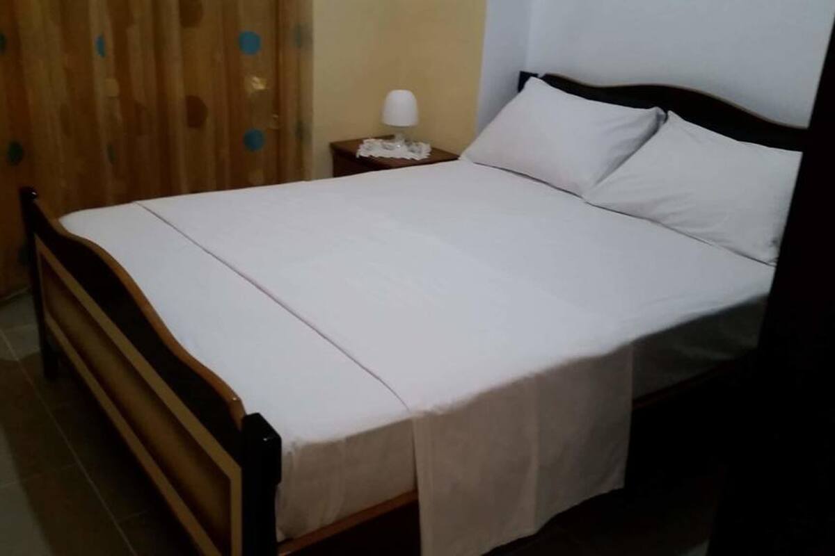 1 habitación, escritorio, tabla de planchar con plancha y wifi gratis 