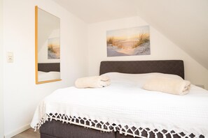 Unclassified image, 4 of 14, button - Old captain's house W16 (Laboe)