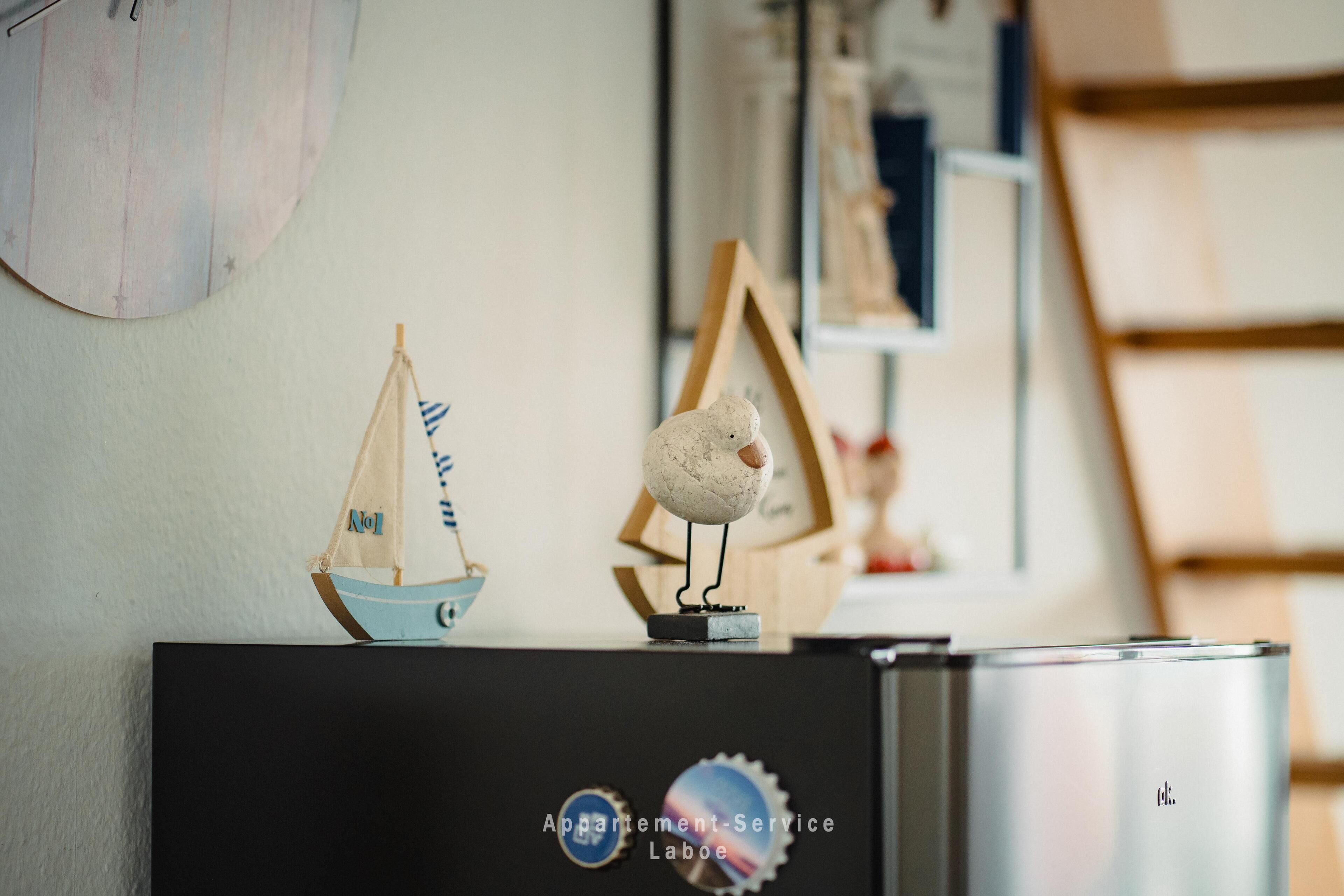 A black cabinet with a sticker that reads "Apartment-Service Laboe."