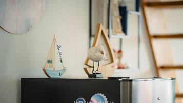 Un meuble noir orné d’un autocollant sur lequel on peut lire : « Apartment-Service Laboe ».