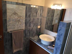 Apartamento panorâmico, para não fumantes, vista para o mar | Banheiro | Bidê, toalhas de banho