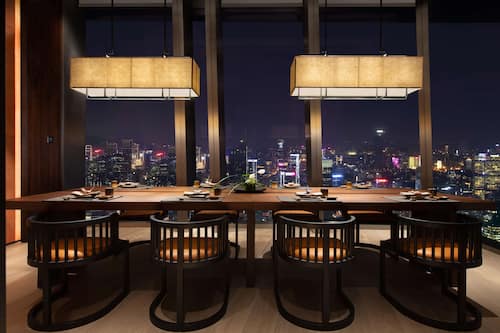3 restaurantes; se sirven desayunos, almuerzos, cenas y cocina japonesa