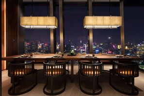 3 restaurantes; se sirve desayuno, almuerzo y cena; cocina japonesa