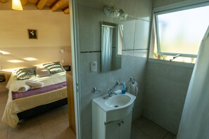 كابينة عادية - سرير ملكي - لغير المدخنين - منظر للجبل | حمام | تجهيزات دش، مستلزمات مجانية للعناية الشخصية، مراحيض شطف، مناشف