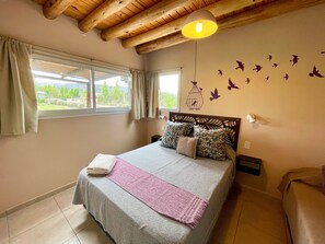 Cortinas blackout, wifi gratis y ropa de cama 