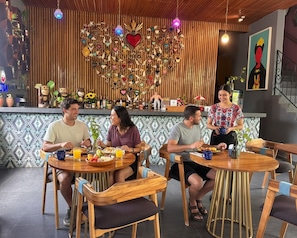 Daily cooked-to-order breakfast (MXN 200 per person)
