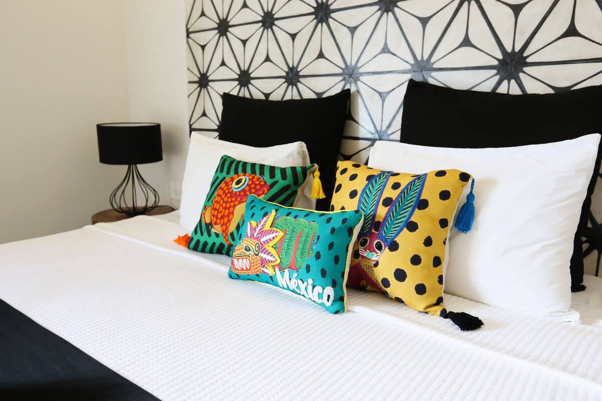 deluxe room, 1 king bed, garden view | premium bedding, down duvets, pillow-top beds, minibar