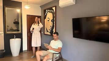 Habitación Premium, 1 cama de matrimonio grande, vistas al jardín | Colchones con acolchado adicional, minibar, caja fuerte