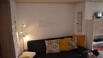 Fernseher, DVD-Player, Tischfußball, Bücher