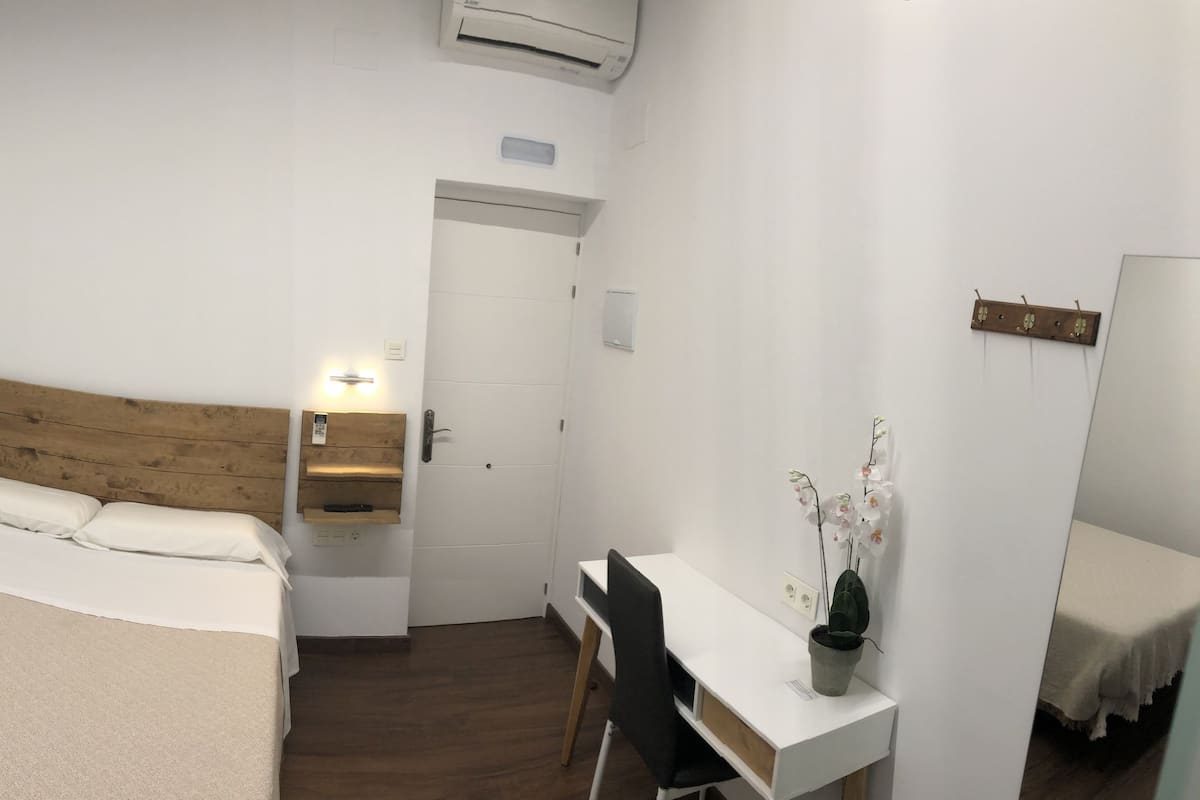 Premium bedding, desk, iron/ironing board, free WiFi