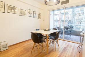 Superior-Apartment, 1 Queen-Bett und Schlafsofa, Nichtraucher, Stadtblick | Essbereich im Zimmer