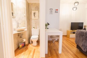 Superior appartement, 1 queensize bed met slaapbank, niet-roken, uitzicht op de stad | Badkamer | Een bad/douchecombinatie, een bidet, handdoeken