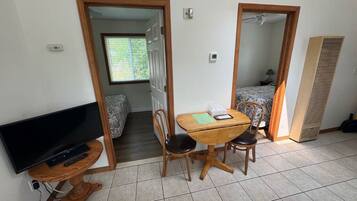 Huisje, 2 tweepersoonsbedden | Gratis wifi, beddengoed