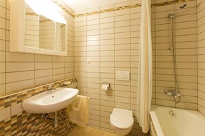 Apartment, Balkon, Bergblick | Badezimmer | Dusche, Haartrockner, Handtücher