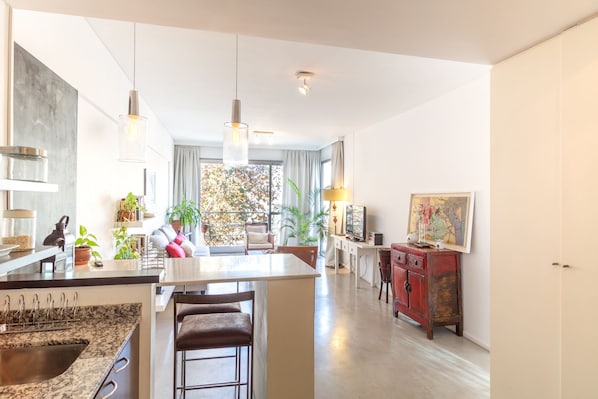 Appartement supérieur, 1 grand lit et 1 canapé-lit, non-fumeur, vue sur la ville | Repas dans la chambre