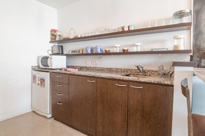 Superior-lejlighed - 1 queensize-seng med sovesofa - ikke-ryger - byudsigt | Privat tekøkken | Køleskab, mikrobølgeovn, elkedel, brødrister