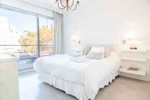 Appartement supérieur, 1 grand lit et 1 canapé-lit, non-fumeur, vue sur la ville | 1 chambre, accès au Wi-Fi (inclus), literie fournie