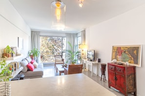 Appartement supérieur, 1 grand lit et 1 canapé-lit, non-fumeur, vue sur la ville | Aire de séjour | Téléviseur à écran plat