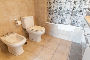 Lägenhet Superior - 1 queensize-säng med bäddsoffa - icke-rökare - utsikt mot staden | Badrum | Badkar/dusch, bidé, handdukar och tvål