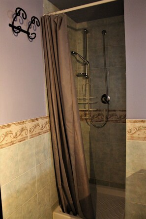 Double Room, Private Bathroom (External) | Bathroom | Shower, towels - La Via delle Biciclette (Palermo)