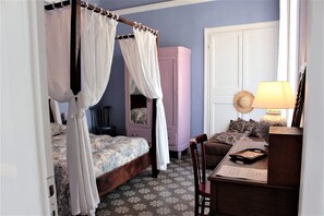 Cortinas blackout y tabla de planchar con plancha 