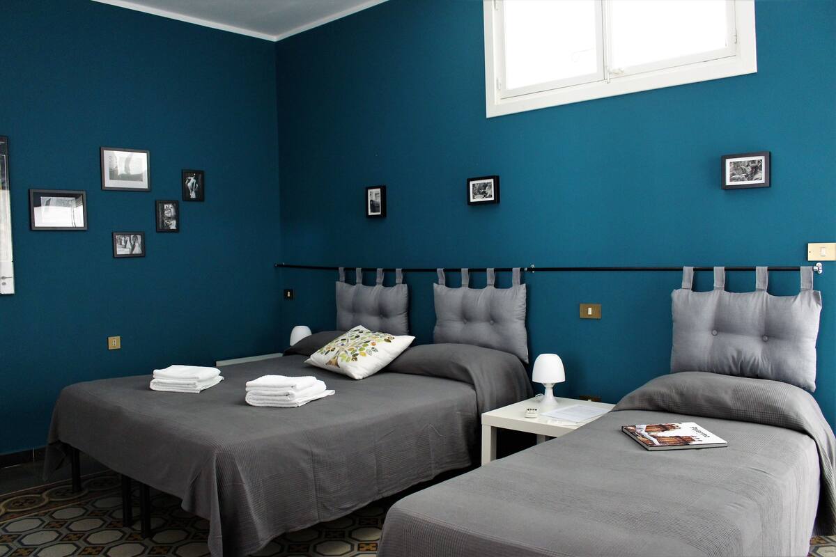 Quarto triplo | Cortinas blackout, ferros/tábuas de passar roupa