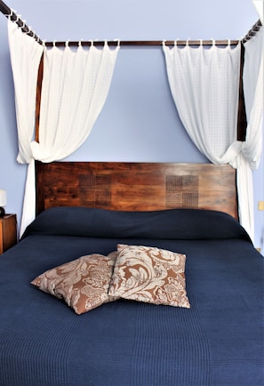 Double Room, Private Bathroom (External) | Blackout curtains, iron/ironing board, rollaway beds, bed sheets - La Via delle Biciclette (Palermo)