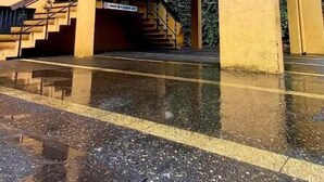 Entrada de un hotel con un letrero que dice "Hotel Aitc" y "Centro de Convenciones".