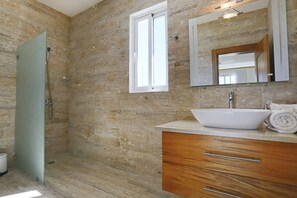 Vila família, 2 quartos, para não fumantes, vista para a piscina (Campo del Mar 2) | Banheiro | Chuveiro com efeito de chuva, produtos de toalete grátis