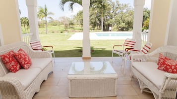 Apartamento família, 3 quartos, vista para a piscina | Vista da sacada