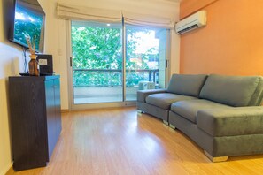 Departamento estándar, varias camas, para no fumadores | Área de sala de estar | Televisión de pantalla plana y Netflix 