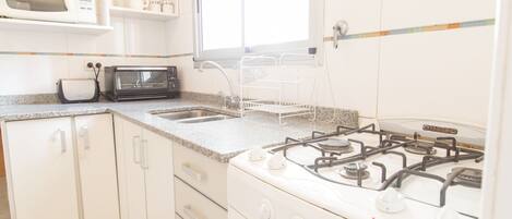 スタンダード アパートメント ベッド (複数台) 禁煙 | 専用キッチン | 冷蔵庫、電子レンジ、コンロ、調理器具と食器