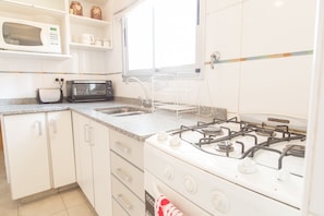 Apartamento estándar, varias camas, no fumadores | Cocina privada | Frigorífico, microondas, placa de cocina y utensilios de cocina