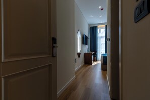 Superior Twin Room | 1 makuuhuone, tallelokero huoneessa, työpöytä, äänieristys