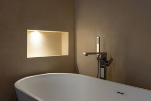 Deluxe Double Room | 1 makuuhuone, tallelokero huoneessa, työpöytä, äänieristys