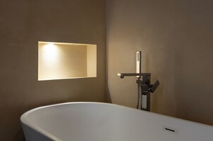 Deluxe Double Room | 1 svefnherbergi, öryggishólf í herbergi, skrifborð, hljóðeinangrun