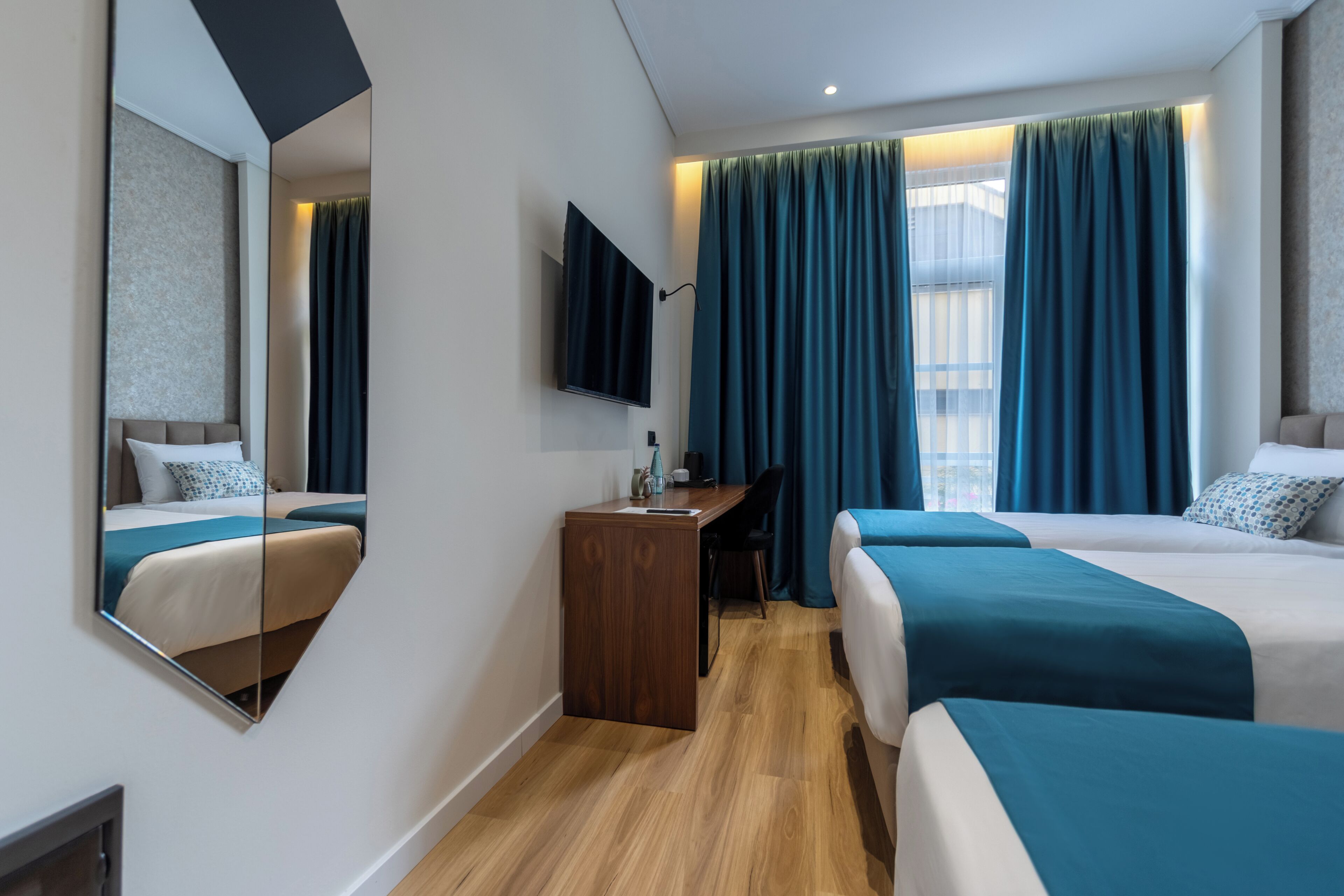 Superior Triple Room | 1 makuuhuone, tallelokero huoneessa, työpöytä, äänieristys