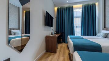 Superior Triple Room | 1 dormitorio, ropa de cama de alta calidad, caja fuerte y escritorio